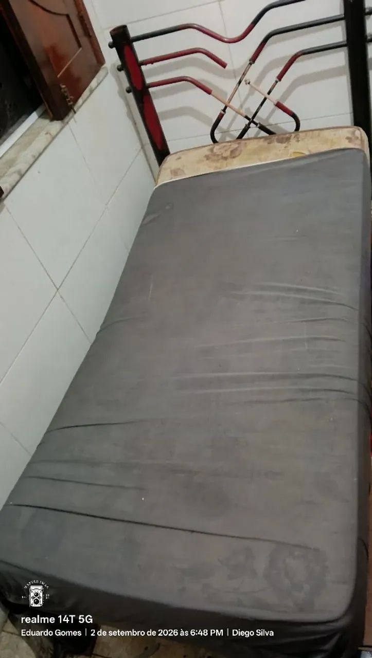 Cama de solteiro tubular com lastro de madeira de qualidade acompanha colchão com capa