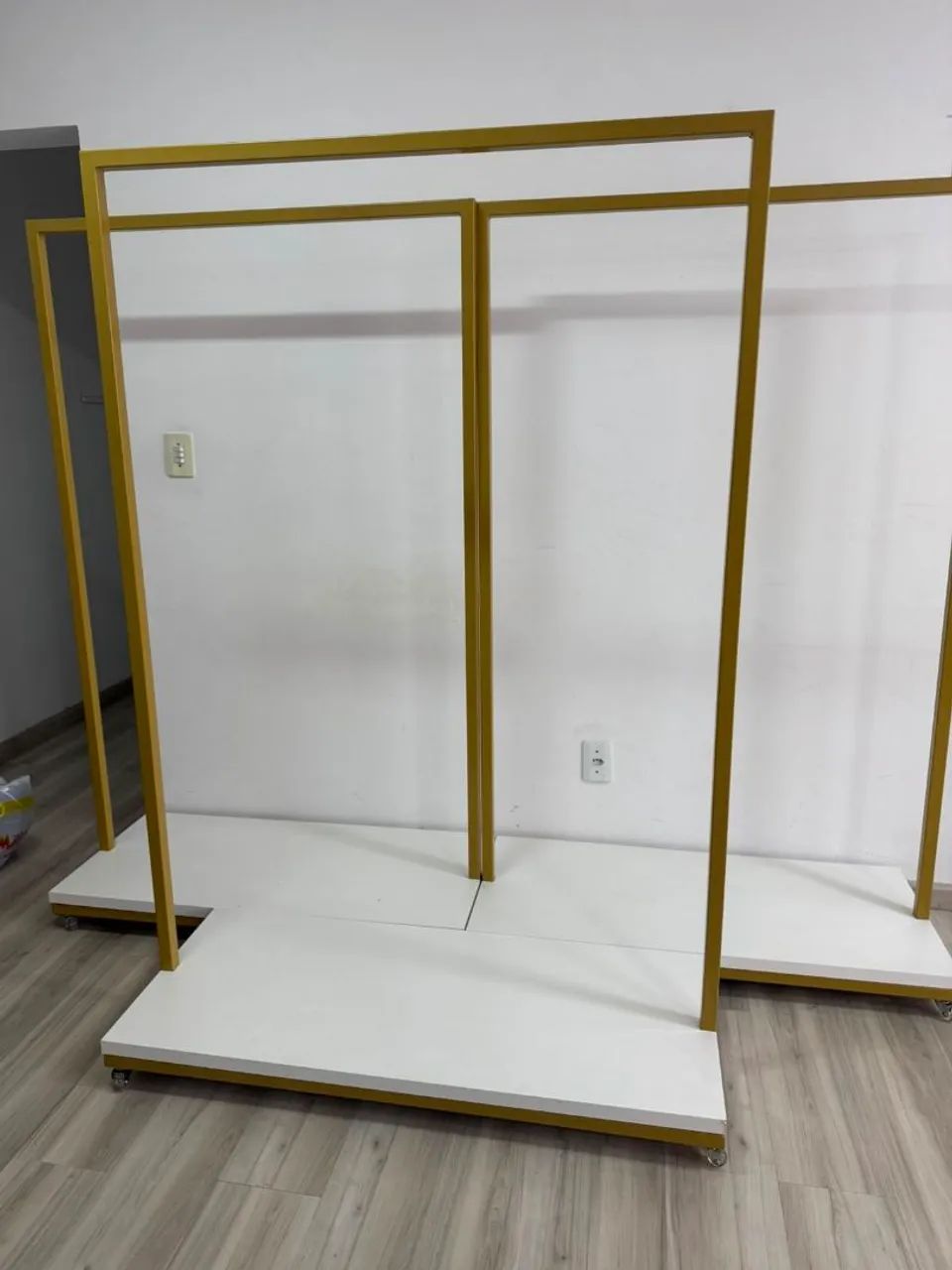 3 Araras com rodinhas + Mesa alta. - Foto 4