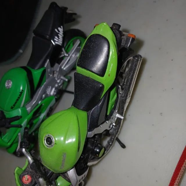 DUAS MINIATURAS DE MOTO KAWASAKI COR VERDE