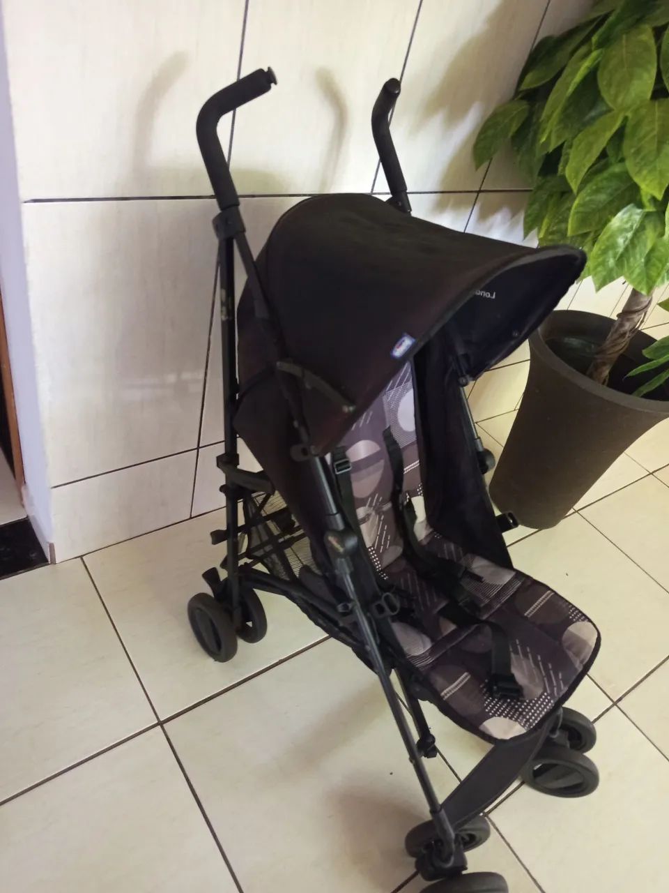 Carrinho de bebê da marca Chicco. Modelo guarda chuva.