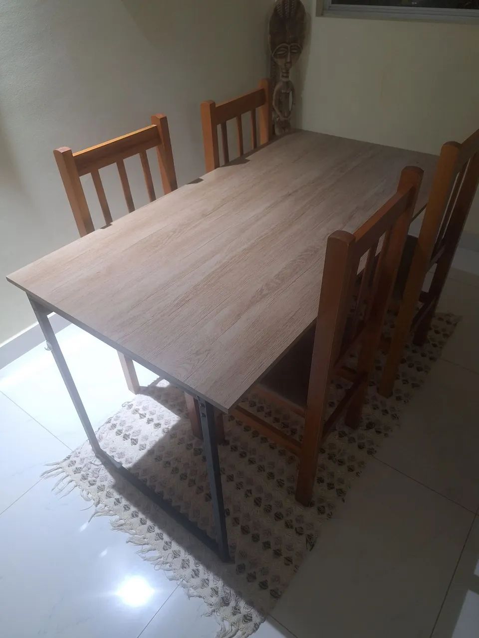 Vendo conjunto composto por uma mesa e quatro cadeiras