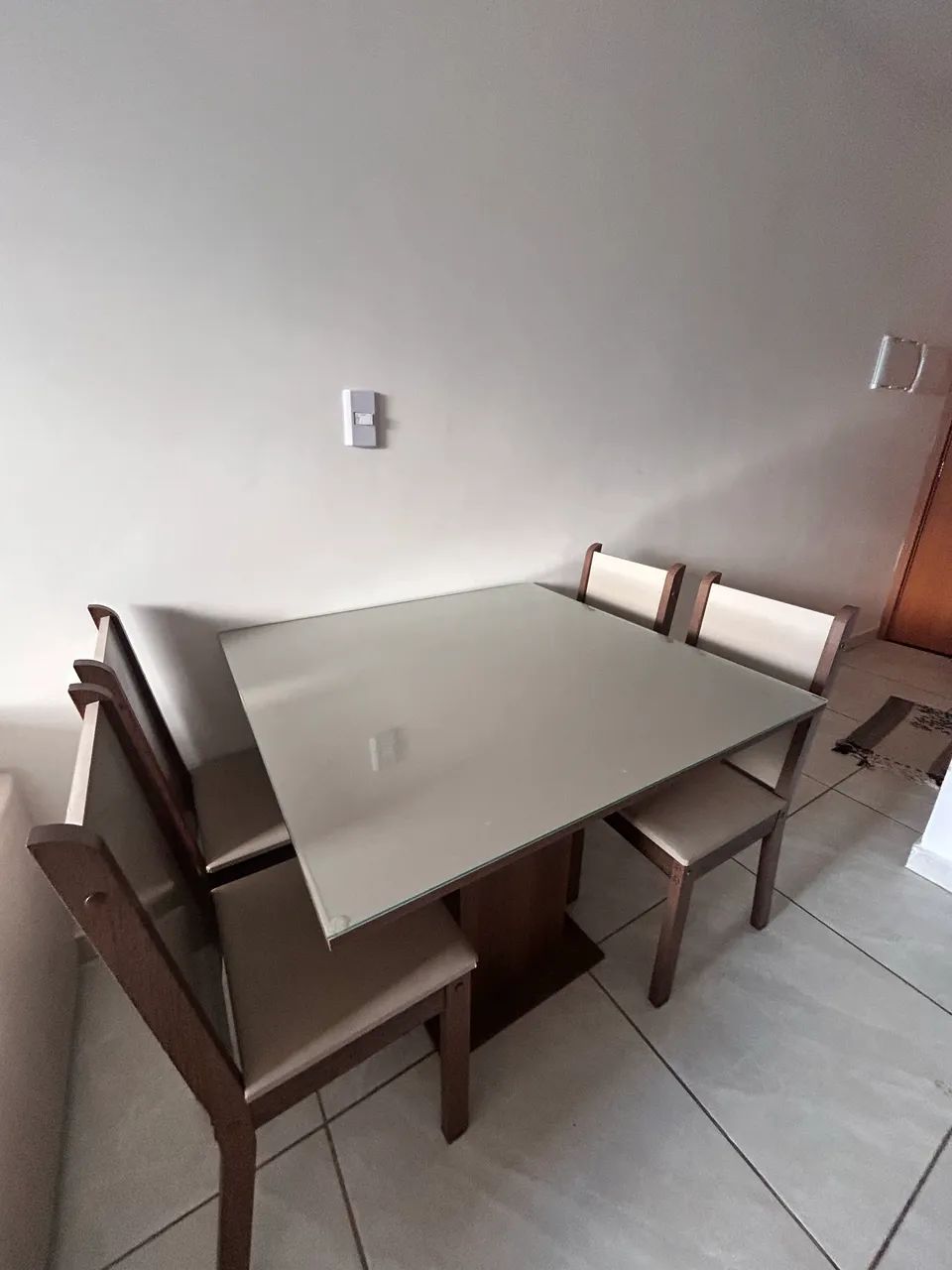 Mesa de jantar com 4 cadeiras 500$ - Foto 4