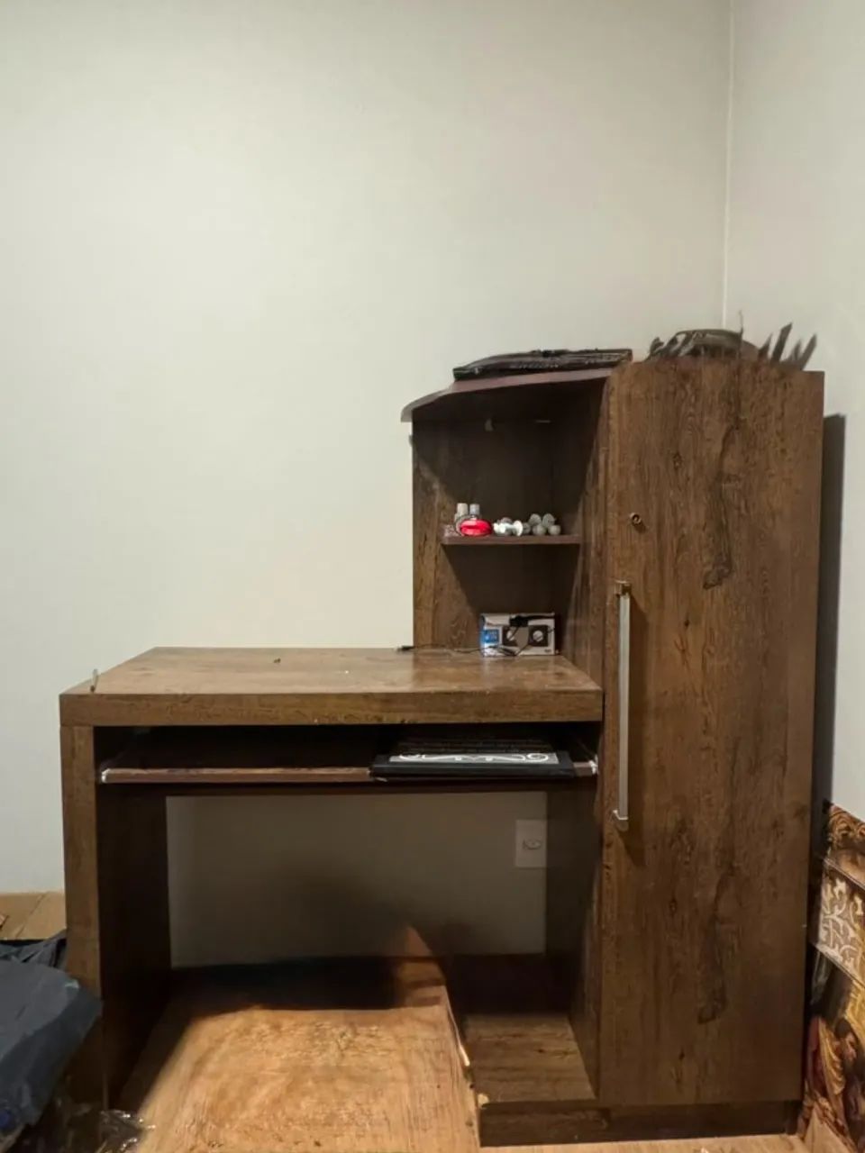 Mesa de estudo para quarto/ Escrivaninha em excelente estado