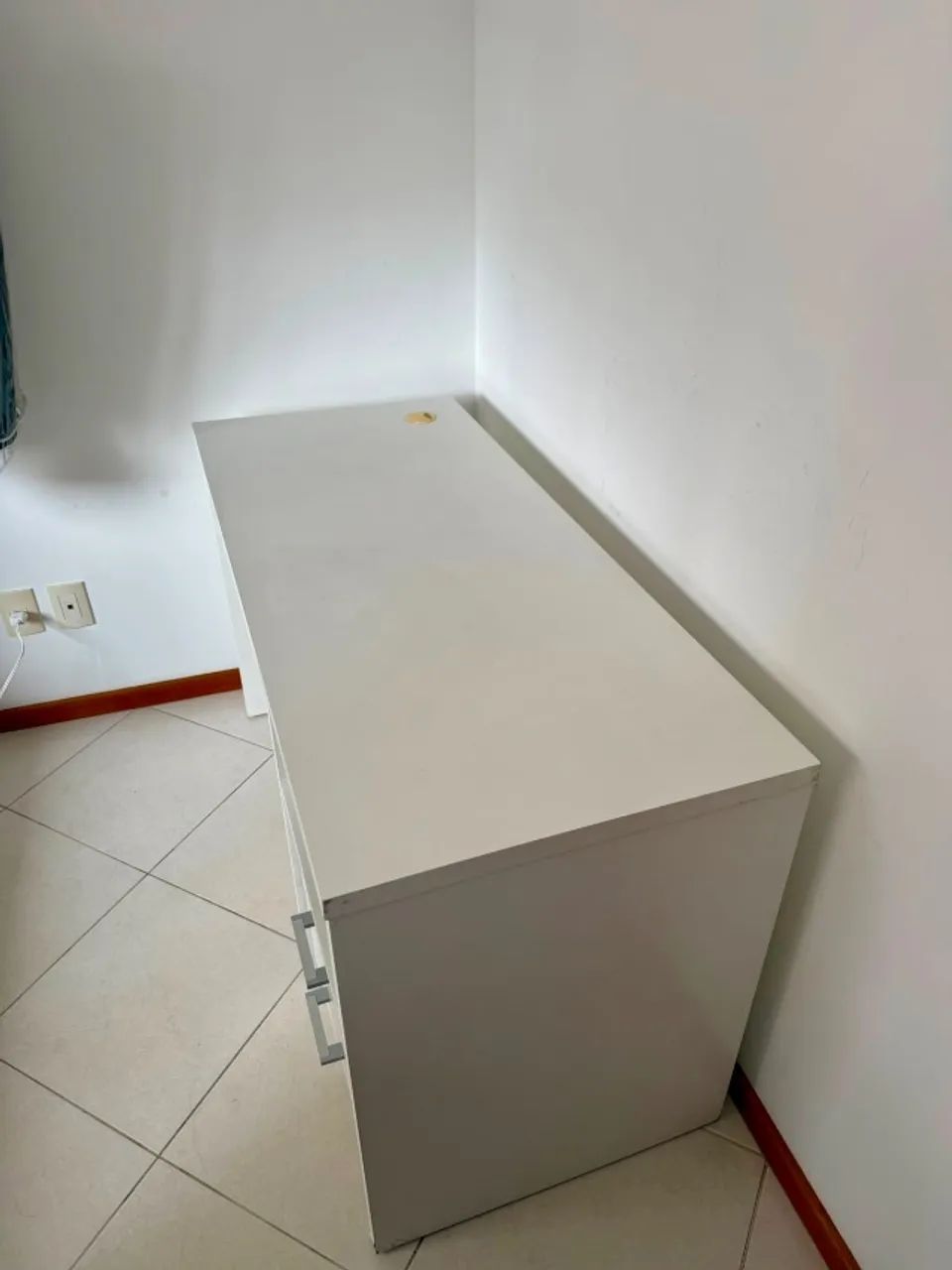 Escrivaninha branca e resistente - Foto 2