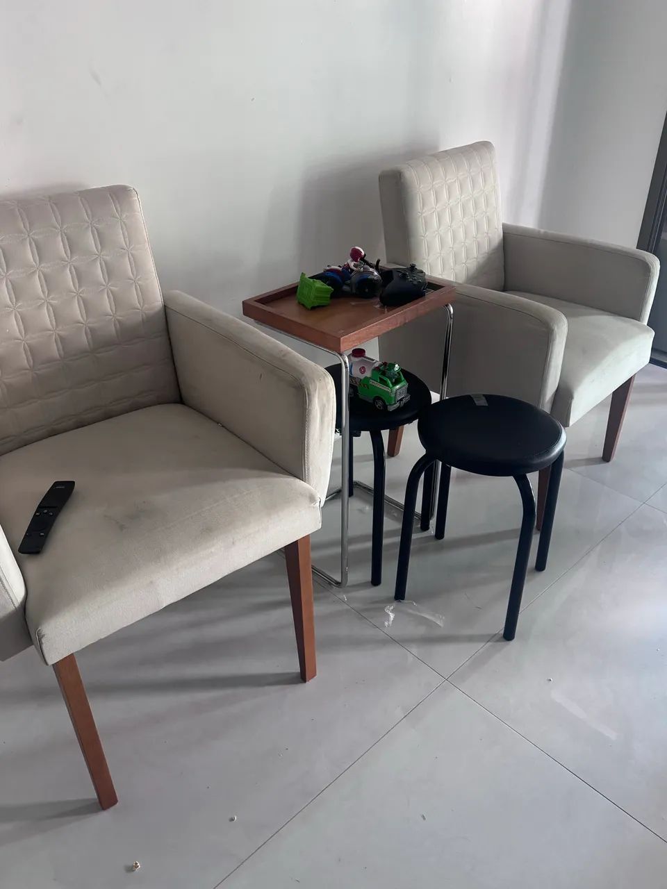     Mesa de Jantar com 4 Cadeiras + 2 Poltronas - Linda e Conservada - Foto 3
