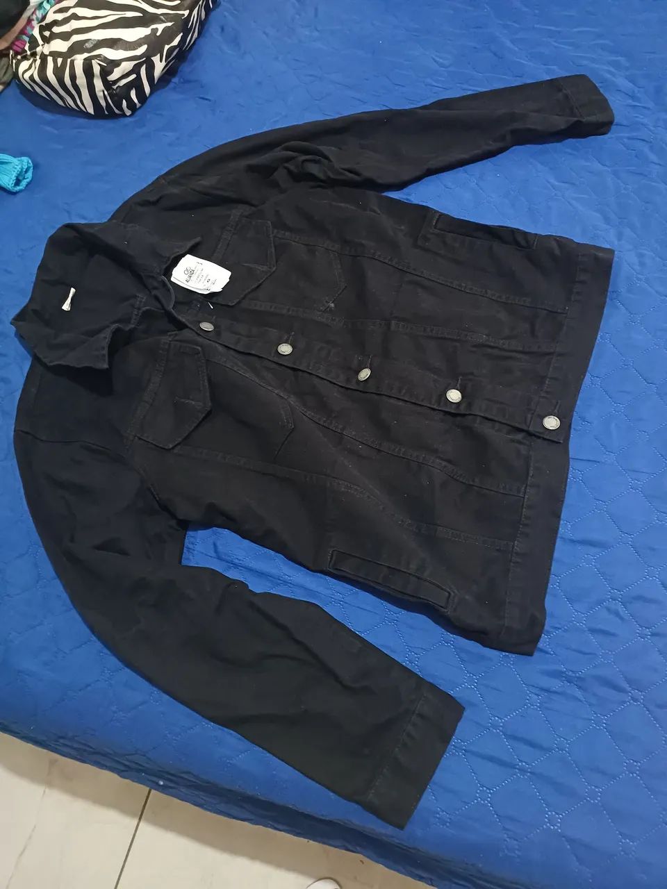 VENDO JAQUETA PRETA NOVA COM ETIQUETA - Foto 2