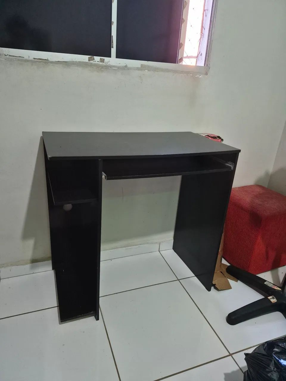 Mesa para Computador com espaço para teclado - Usada em Excelente Estado