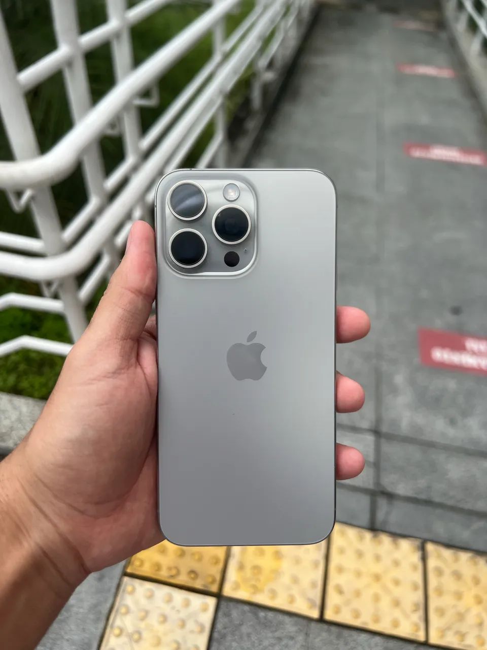 iPhone 15Pro シルバー 本体SIMカードなしひび割れあり中身正常 Vendo iPhone 15 pro Max Silver 256g - Celulares e Smartphones
