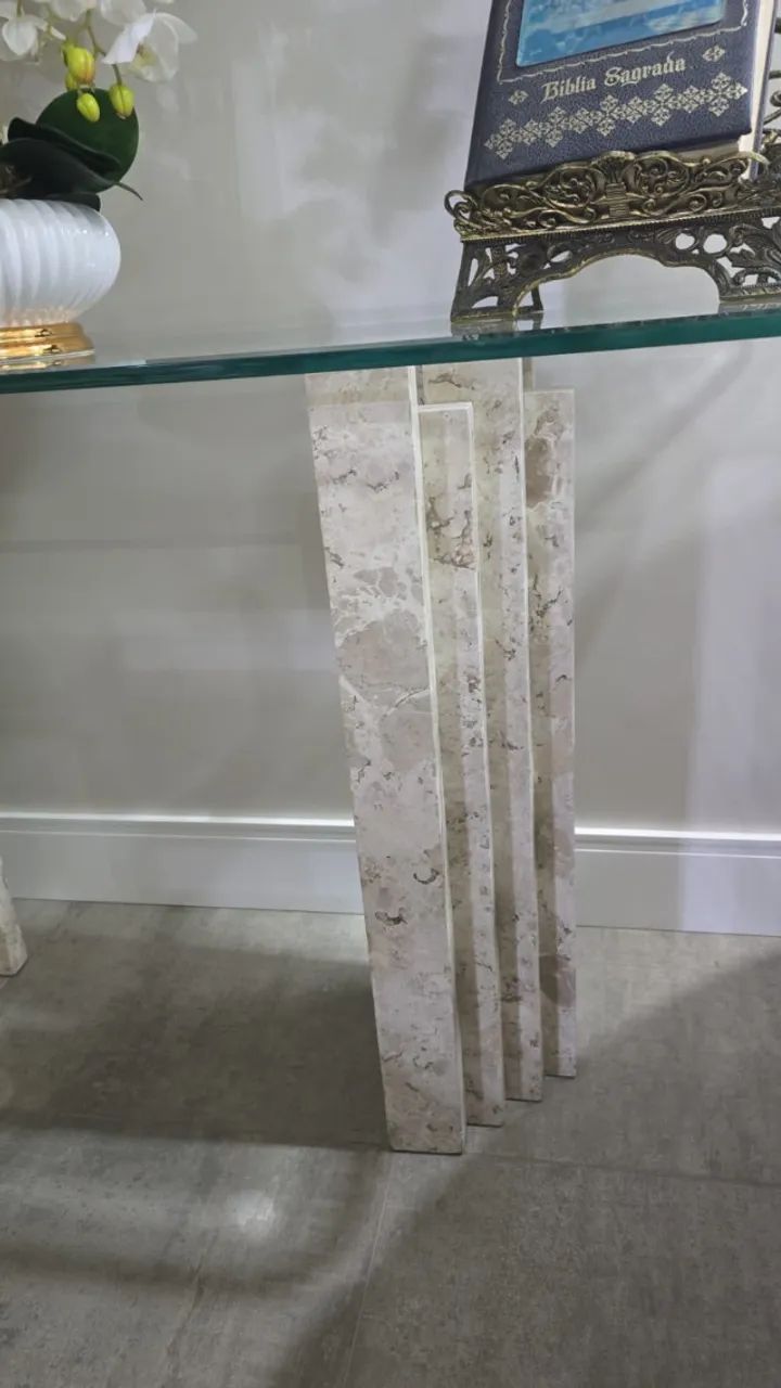 Aparador com Tampo de Vidro Bisotê e Bases em Travertino