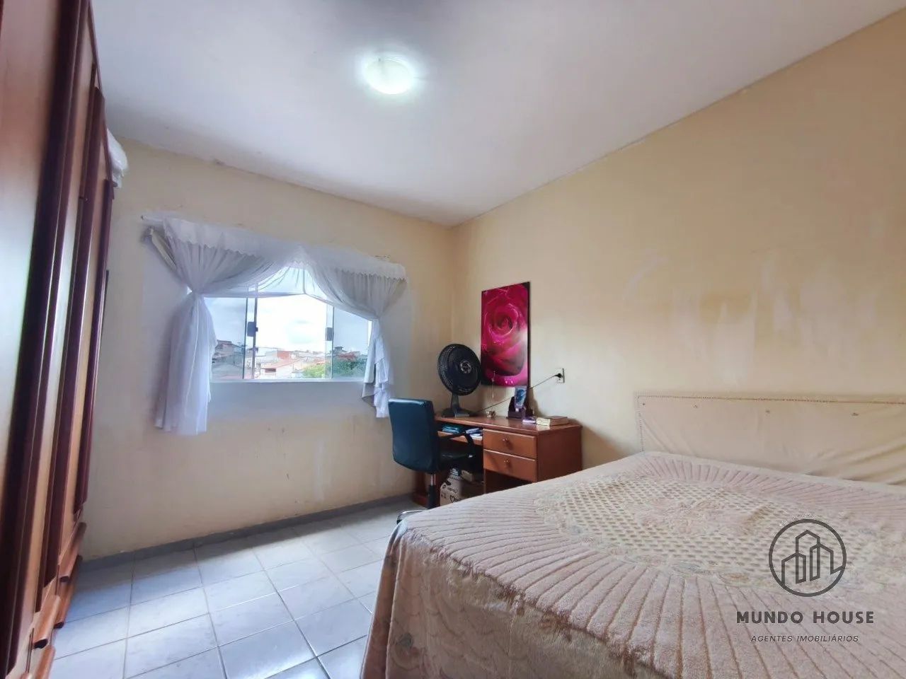 SOBRADO ENORME, COM DUAS CASAS NO FUNDO - Foto 2