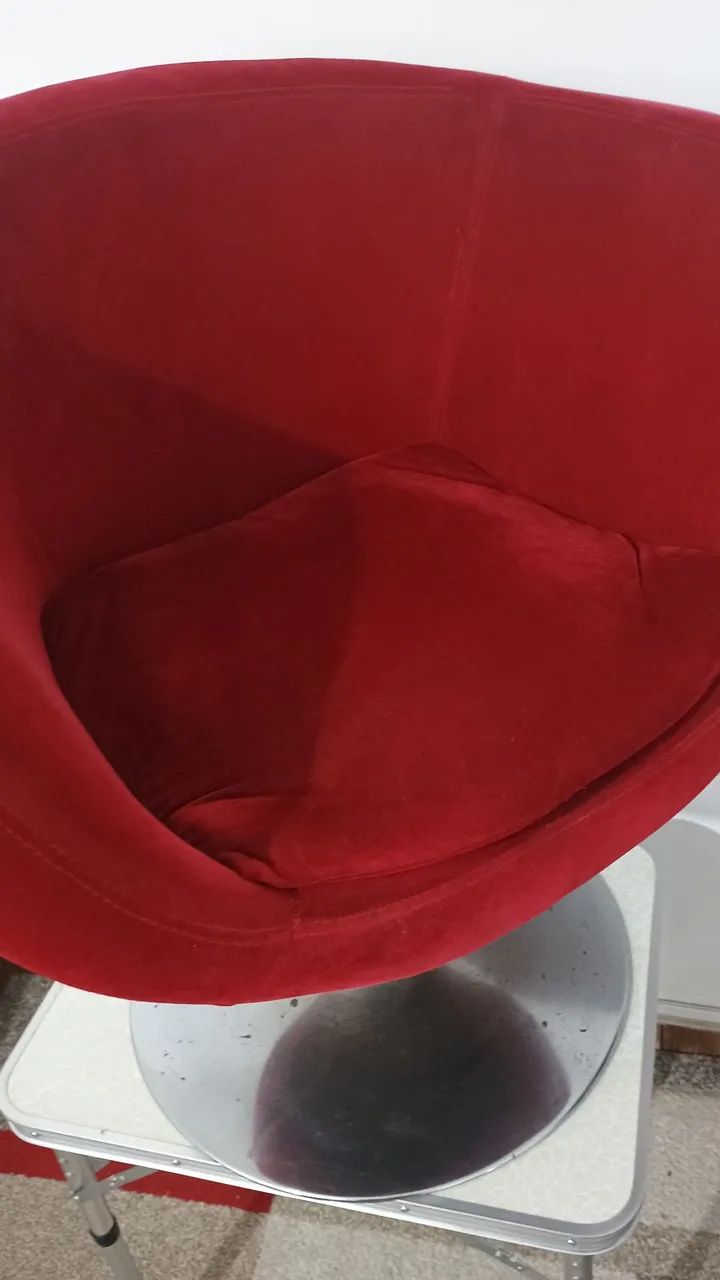 Vendo Poltrona Vermelha Giratória ajustável assento veludo  - Foto 3