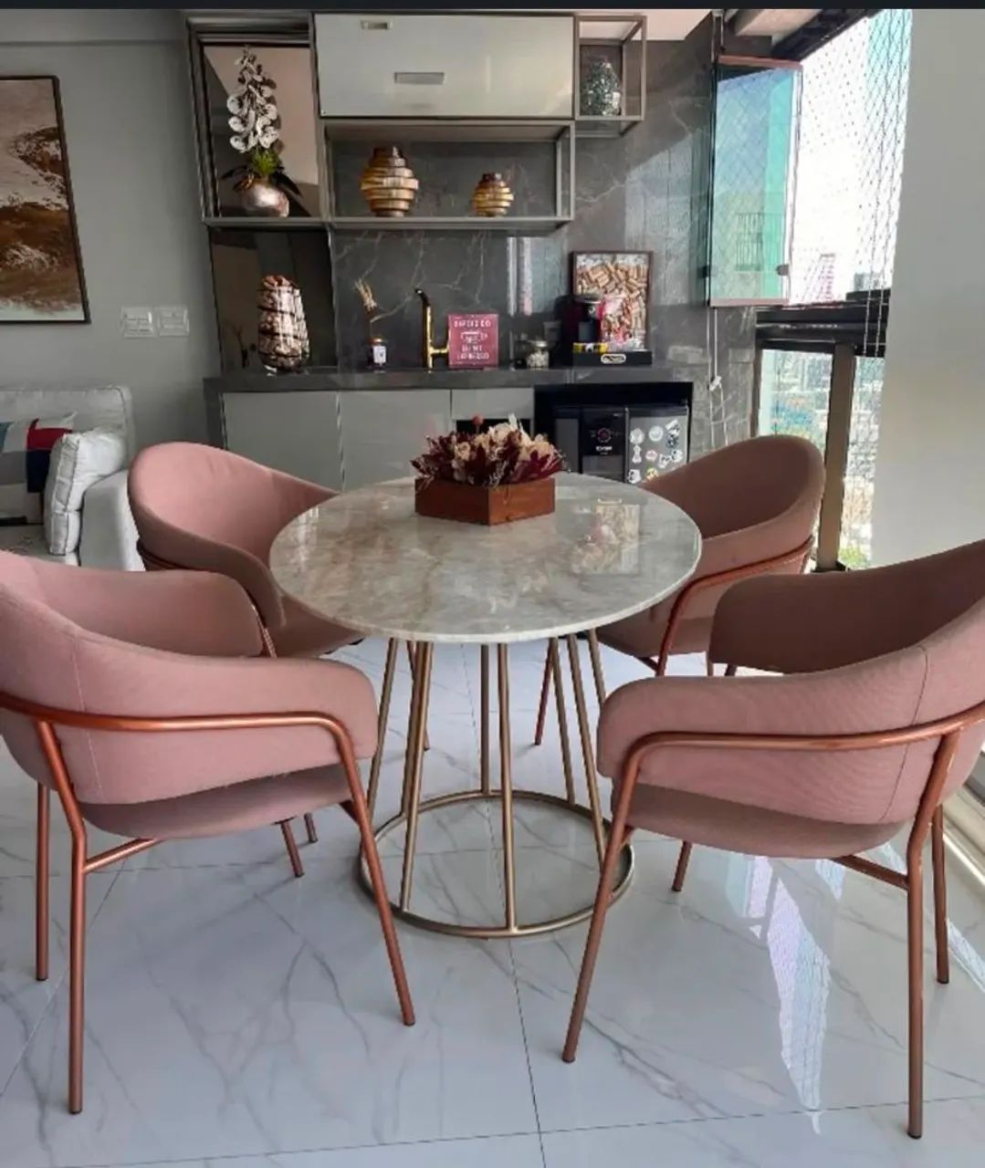 Vendo Mesa de jantar com 04 cadeiras 