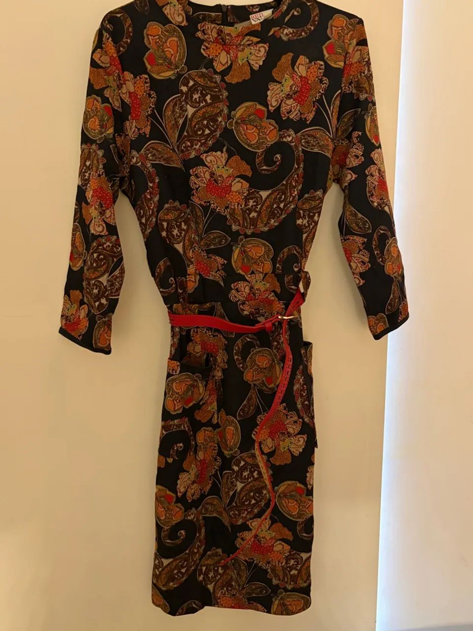 Vestido estampado com cinto vermelho - Foto 2
