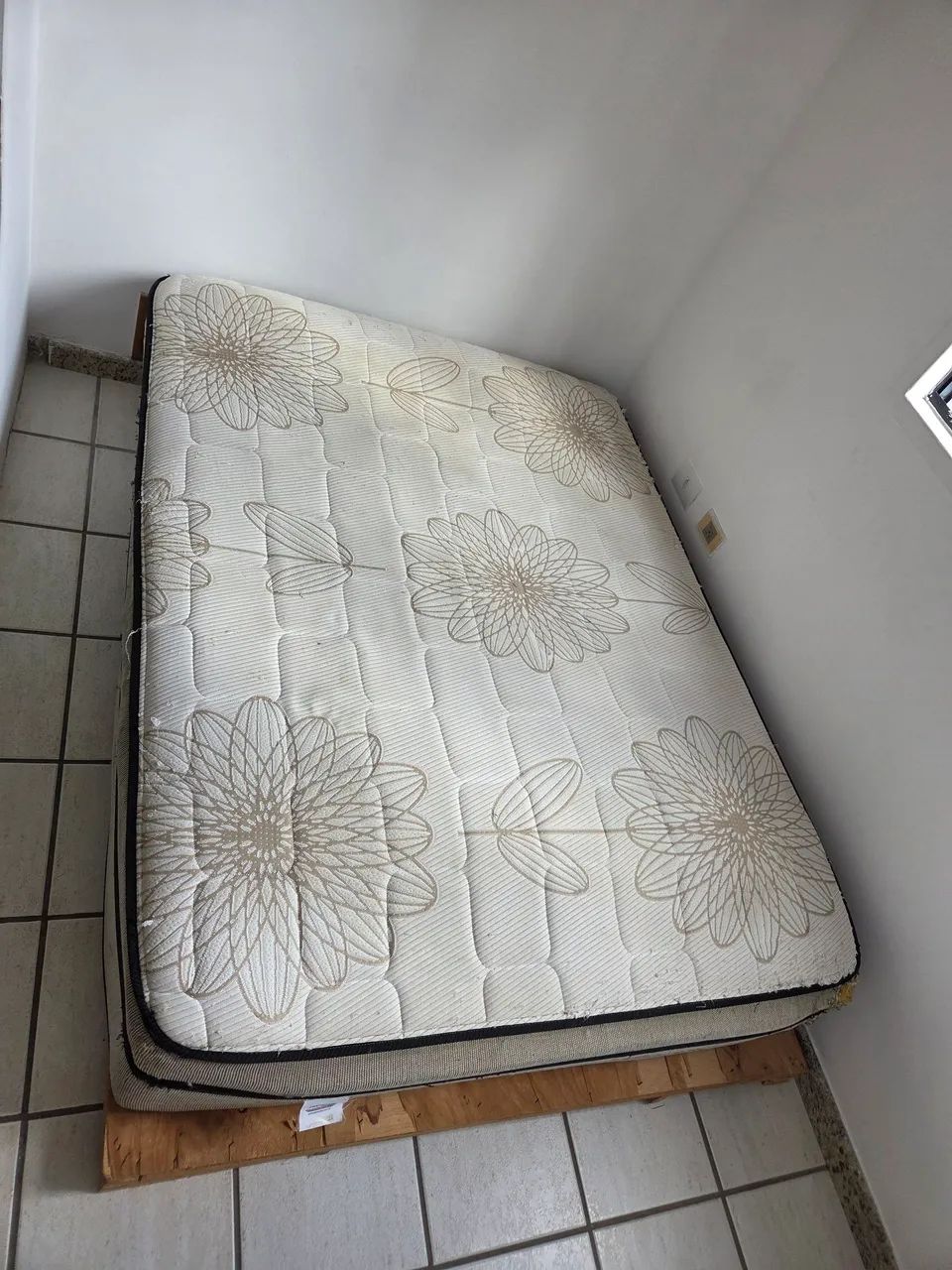 Colchão casal  + base madeira