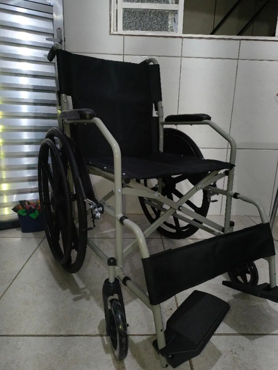 Vendo cadeira de roda nova - Foto 2