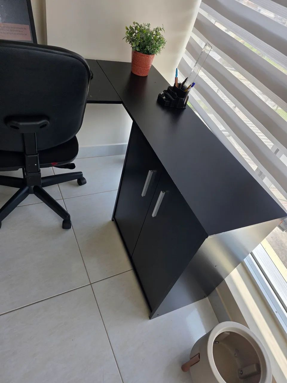 Mesa em L com gavetas e balcão inserido.