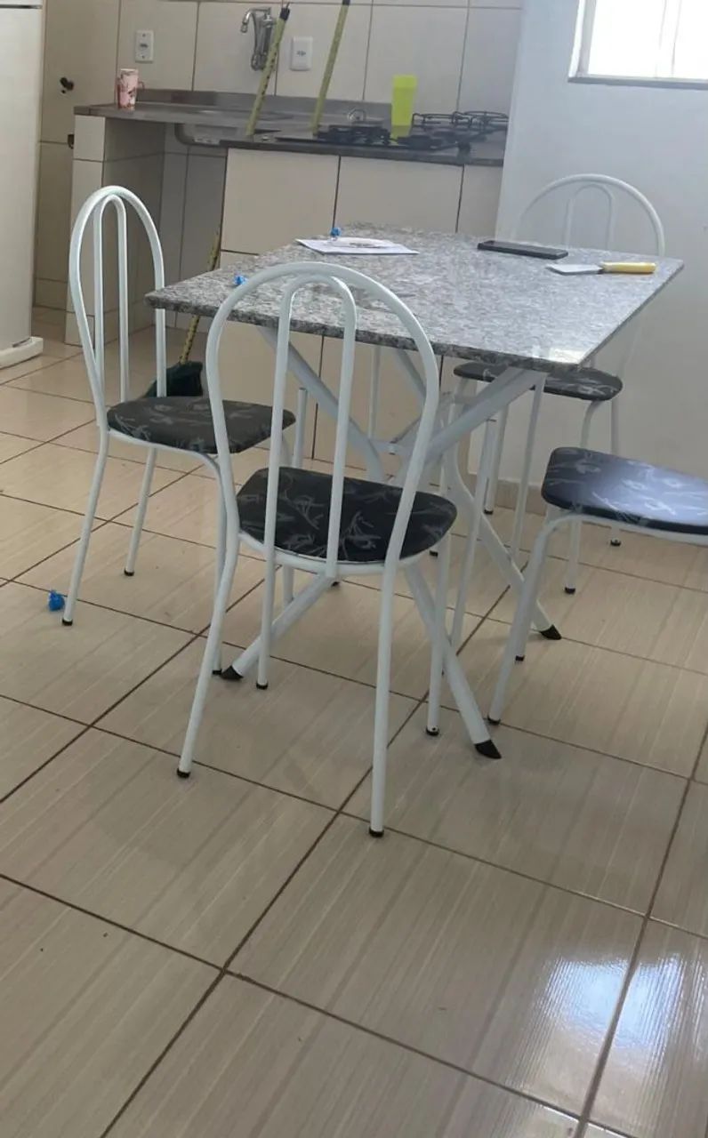 Vende-se conjunto de mesa e cadeiras em perfeitos estados e semi nova