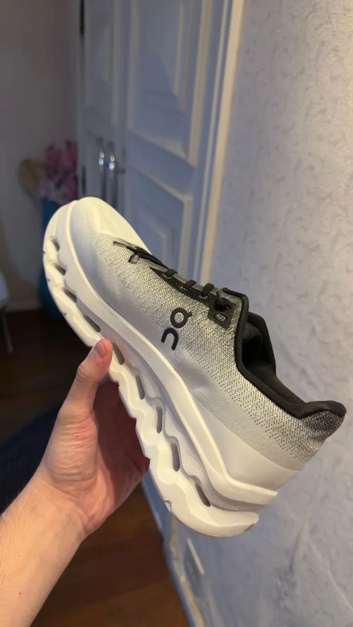 Tenis On Cloudfit Original Preto e Branco - Foto 2