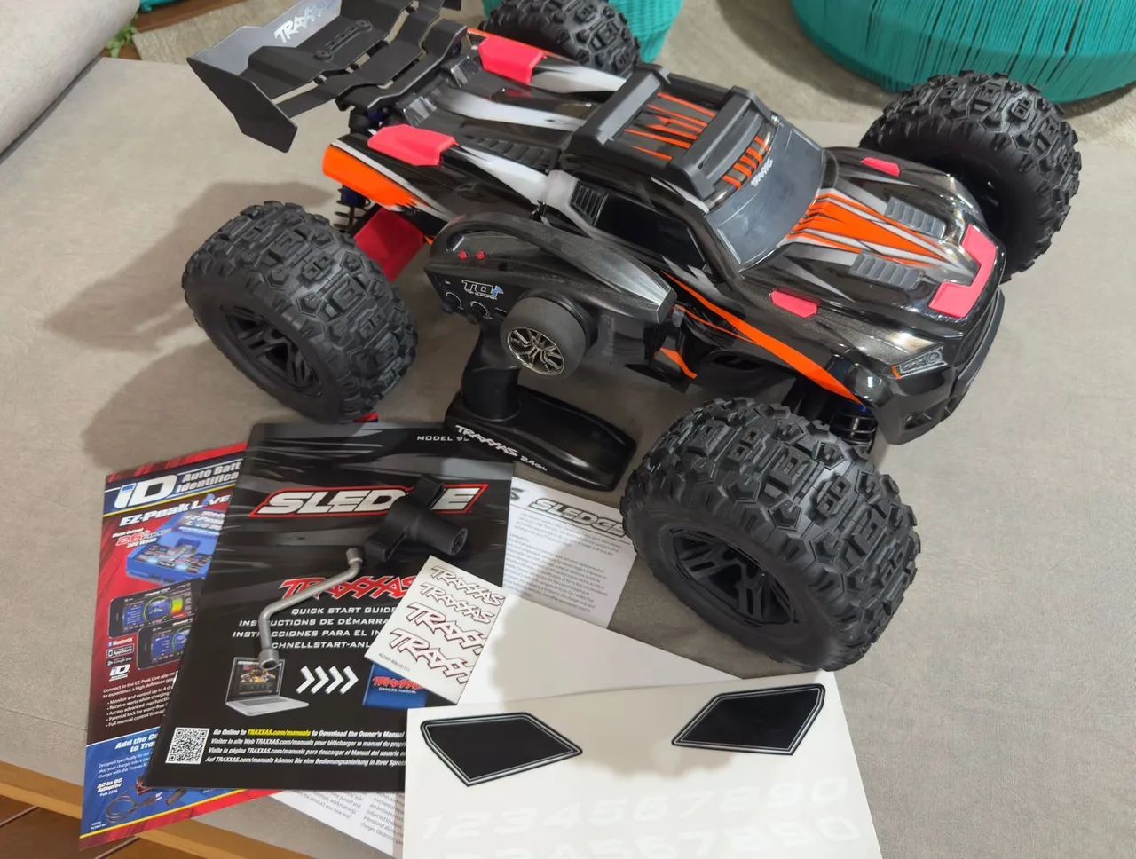 Automodelo Traxxas Sledge 1/8 4x4 Belted