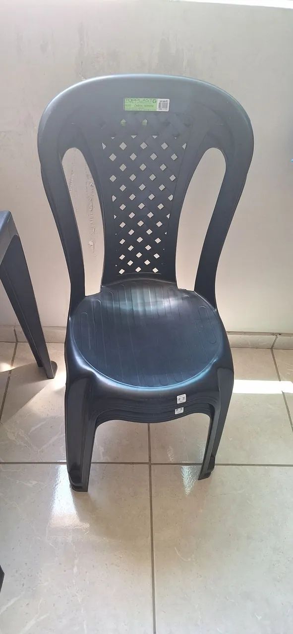 1 mesa e duas cadeiras de plástico - Foto 2