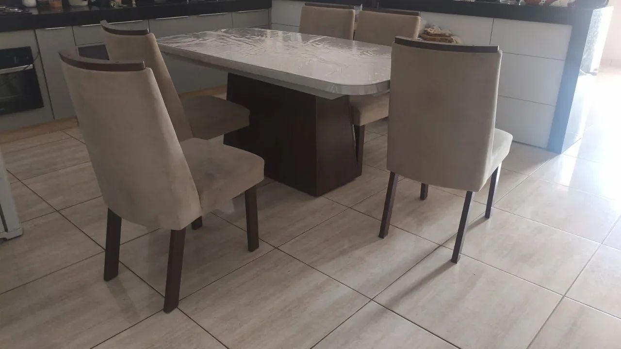 Vendo mesa 6 cadeiras, com vidro quebrado - Foto 3