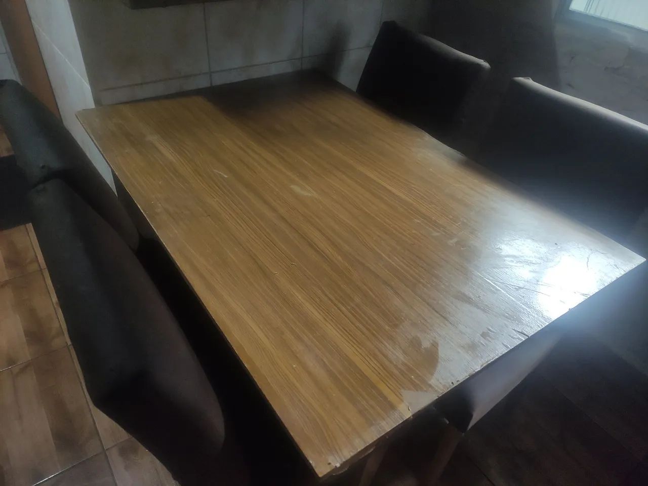 Mesa de jantar com 4 cadeiras com capa