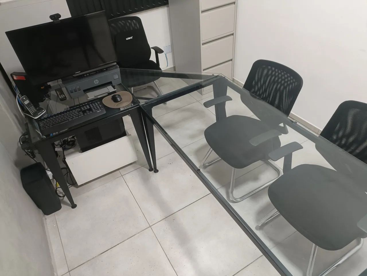 Mesa em L para escritório com ou sem cadeiras fixas