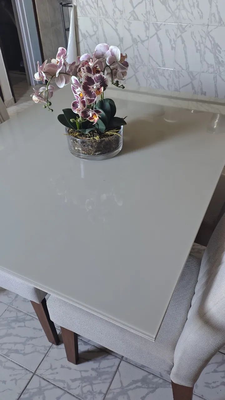 Mesa de jantar com 4 cadeiras. 
