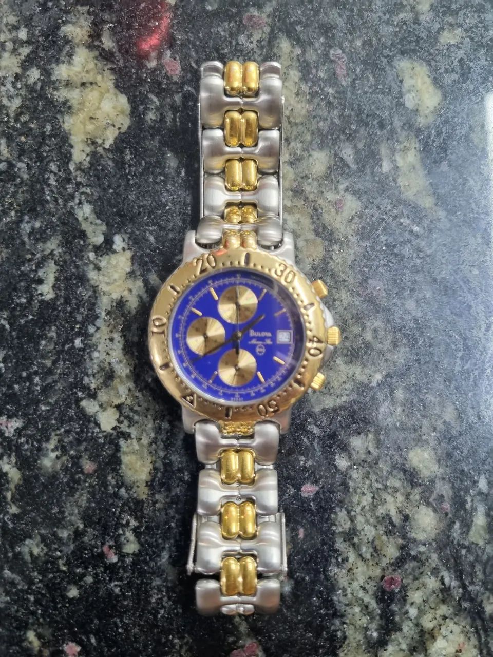 Relógio Bulova Marine Star fundo azul pulseira dourada cromada - Foto 3