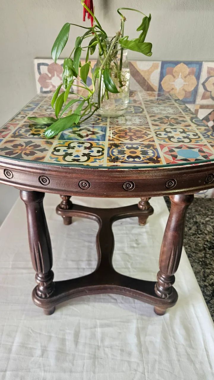 Mesa De Apoio Antiga Com Tampo Decorado E Vidro Protetor - Foto 2