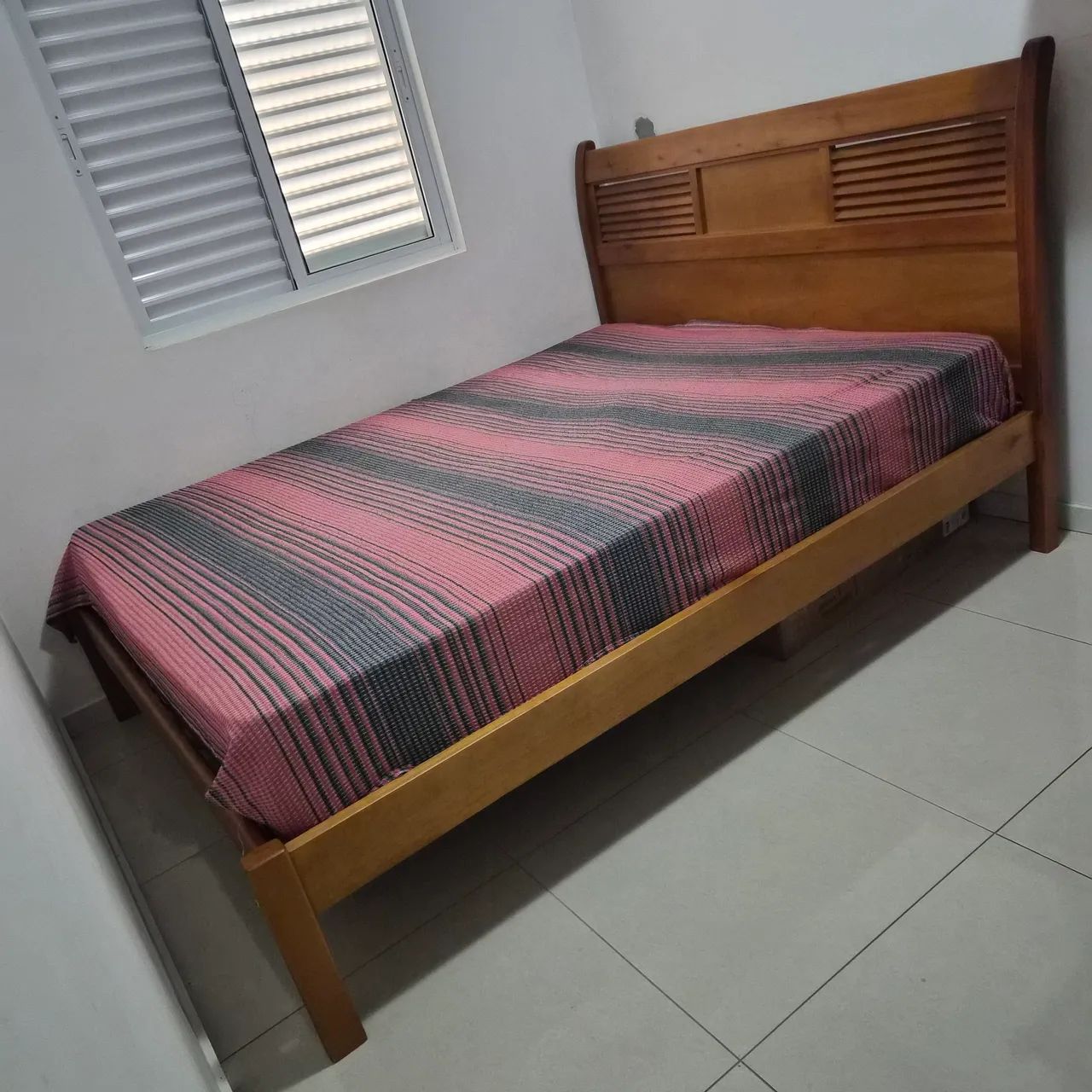 Cama de madeira e colchão (negociável) - Foto 2