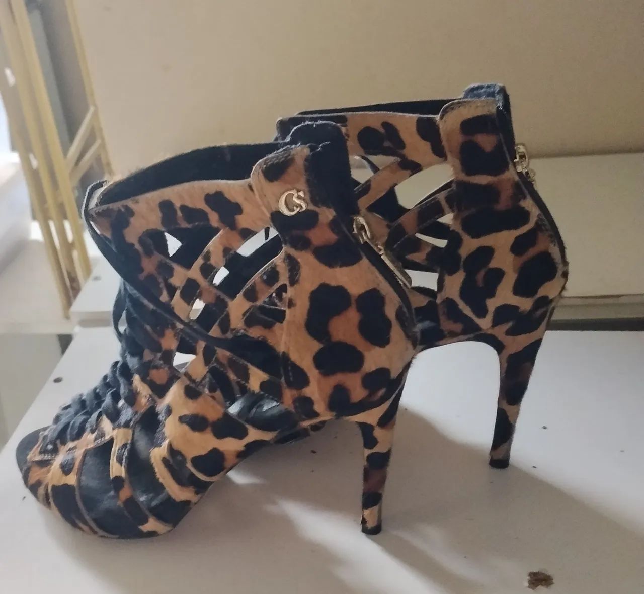 Sandália de onça da Carmen Steffens 