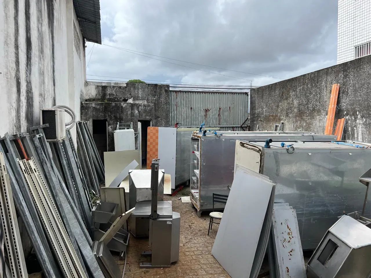 Galpão com 800 m2, PD 6 m, 1 doca, 1 vaga pra caminhão na lateral - Foto 5