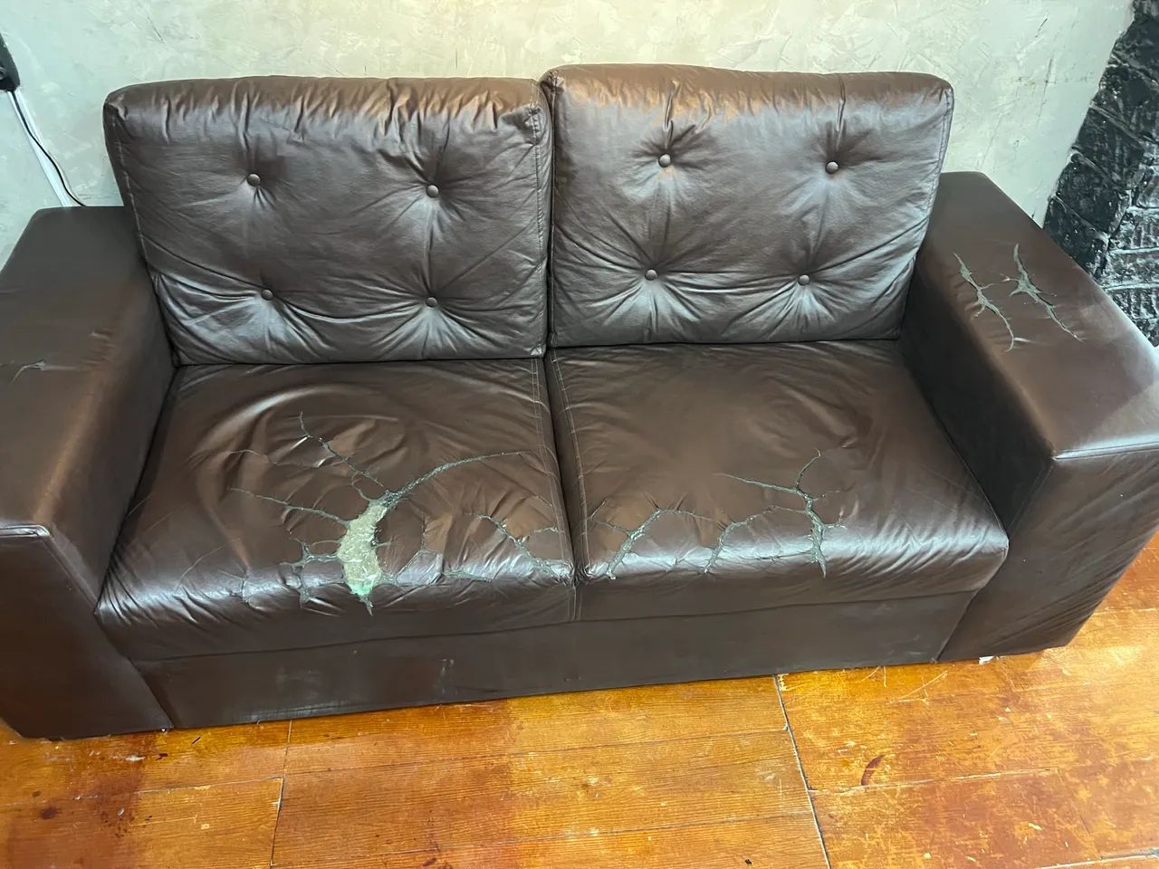 Sofá couro 470064895078574083
