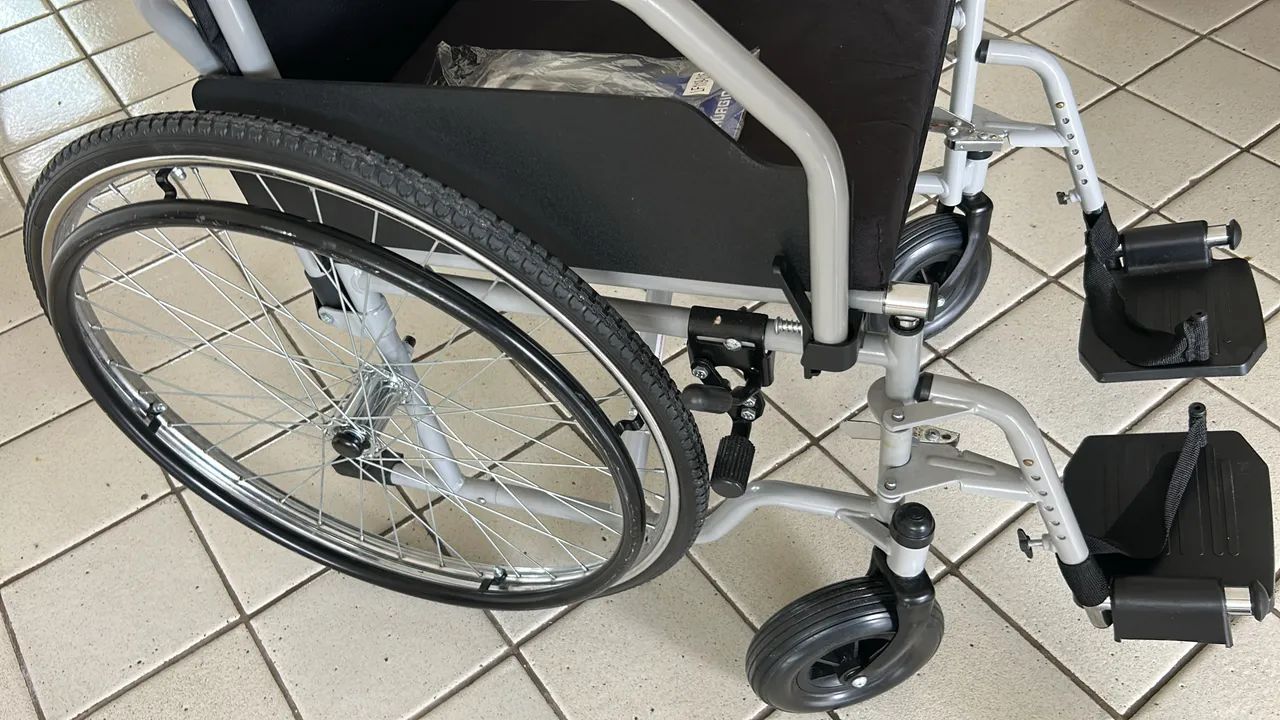 Vendo cadeira de rodas  - Foto 2