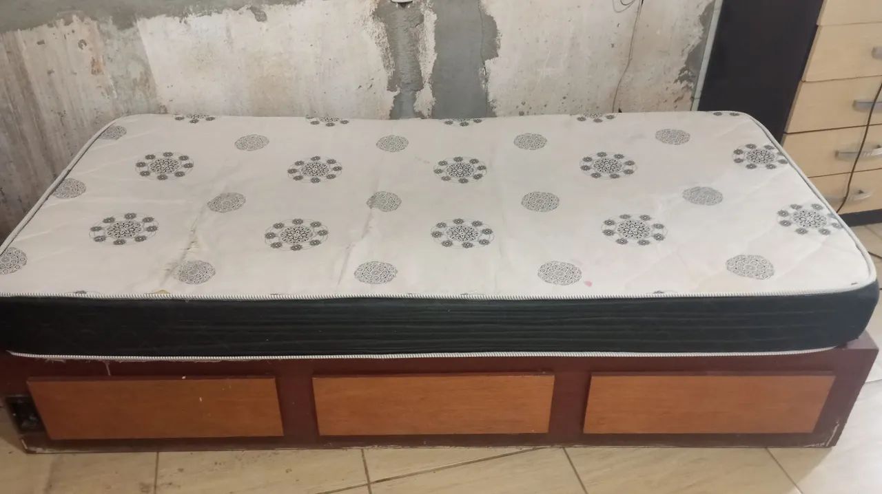 Cama de solteiro antiga em ótimo estado 