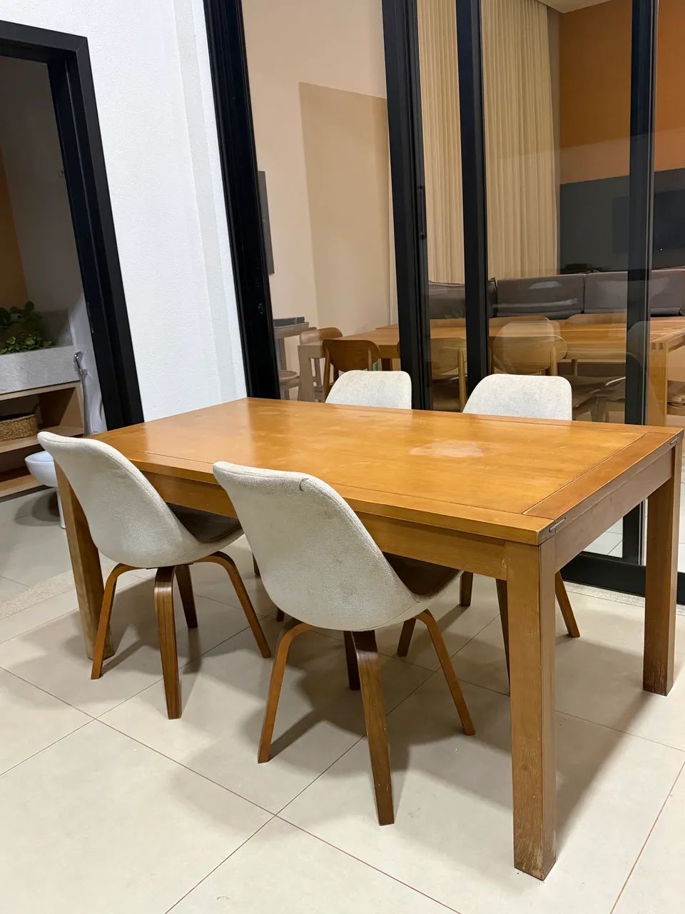Mesa com 4 cadeiras 