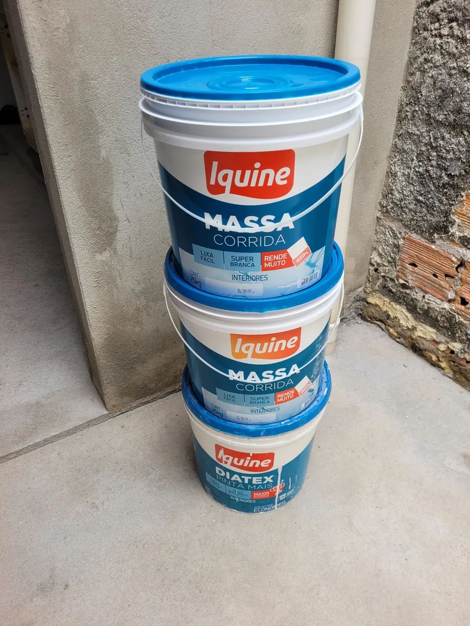 Baldes de tintas vazios436556384374640641