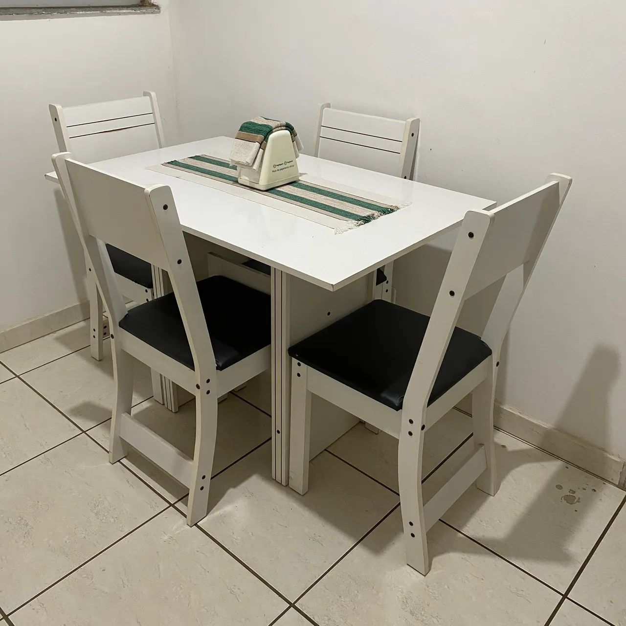 Mesa de Jantar 4 Cadeiras de Madeira