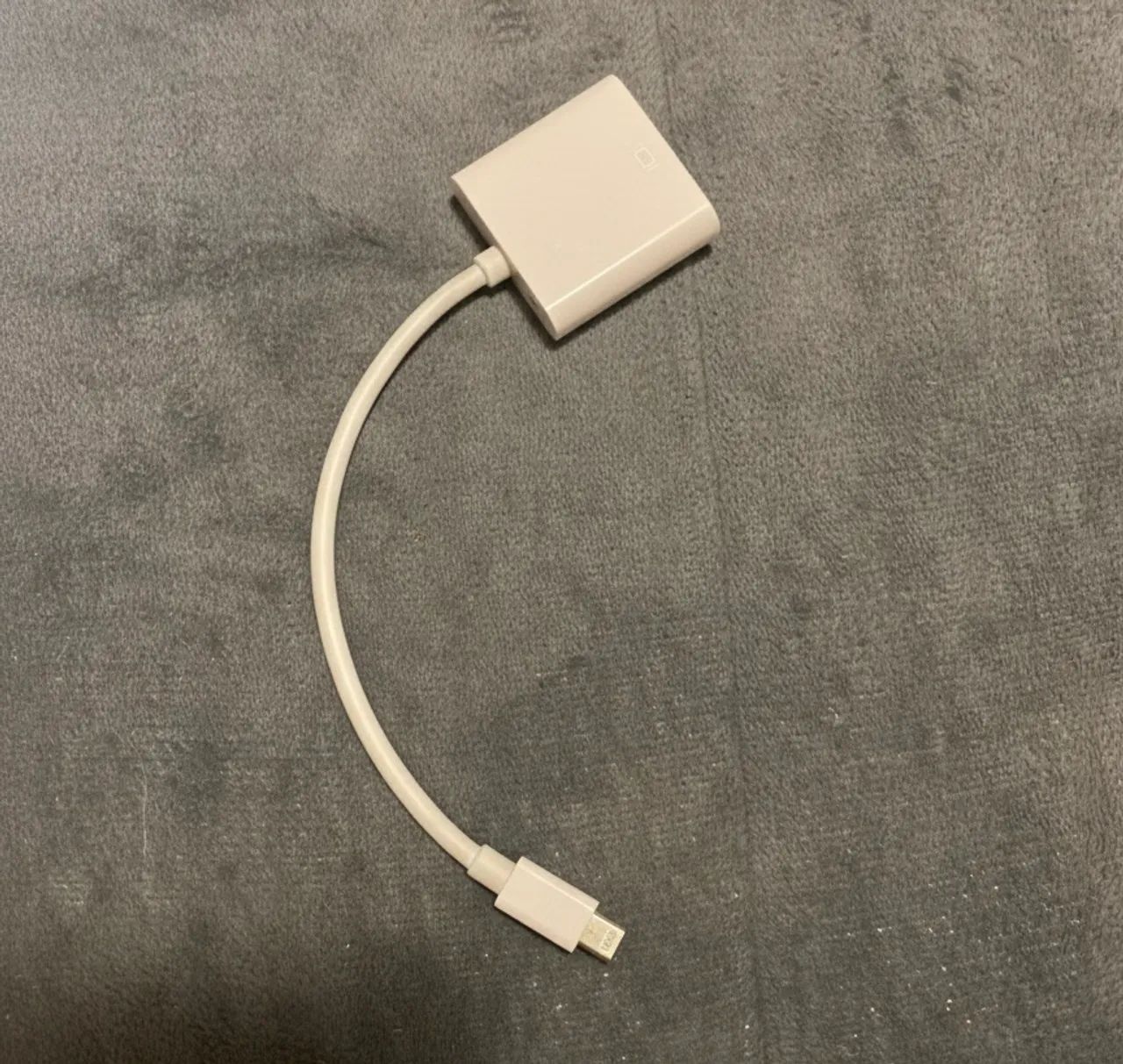 O item é um adaptador Apple Lightning para AV Digital. 