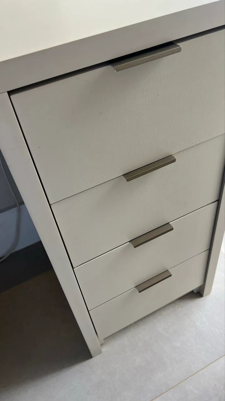 Armário e mesa de escritório 