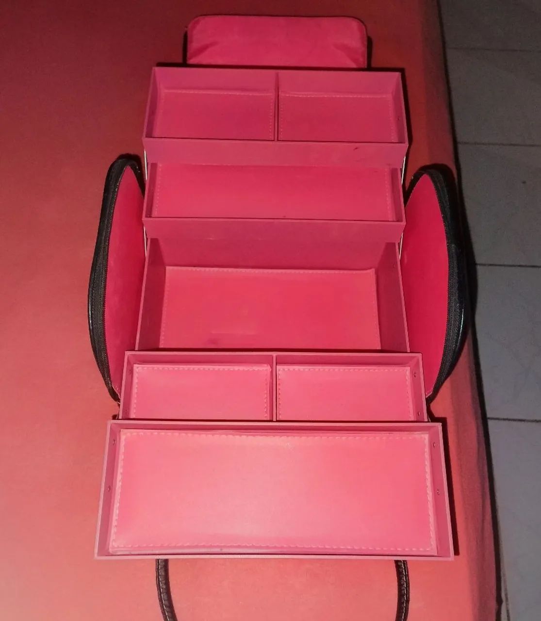 Maleta de maquiagem da avon  - Foto 3