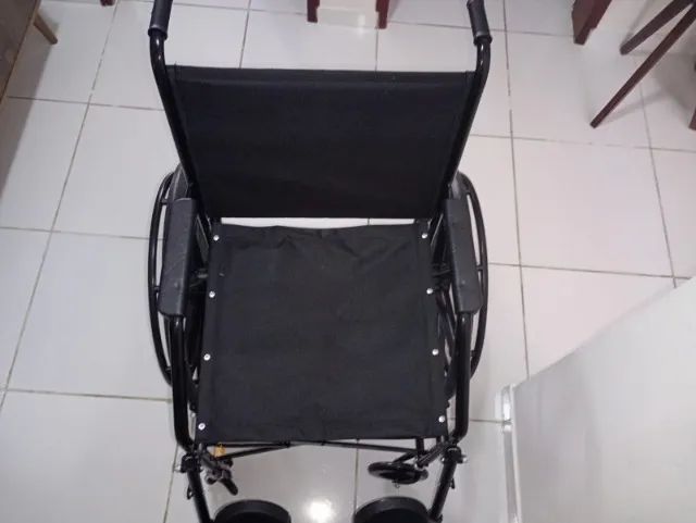 CADEIRA DE RODAS NOVA - NUNCA UTILIZADA - Foto 4