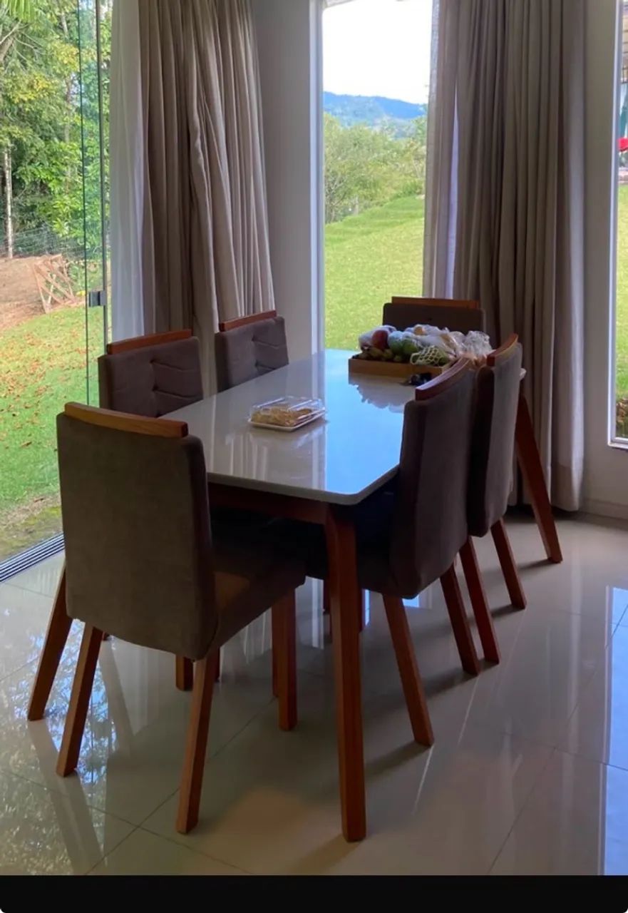 Conjunto mesa e 6 cadeiras 