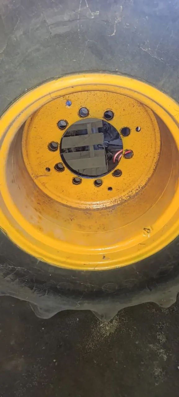 Pneu com roda agrícola 231/26