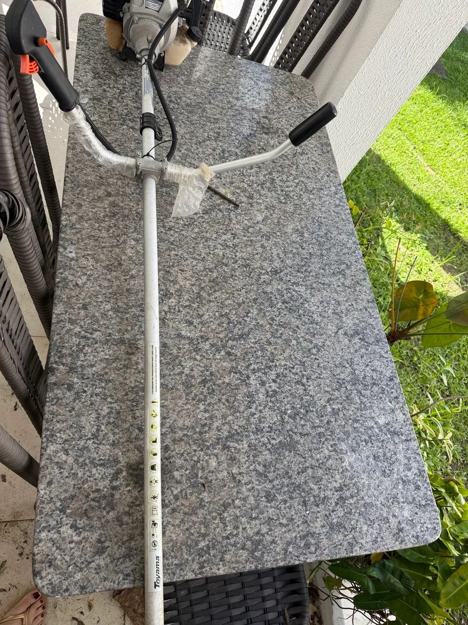 Mesa com tampo de granito, e pés de vime com 06 cadeiras. - Foto 2