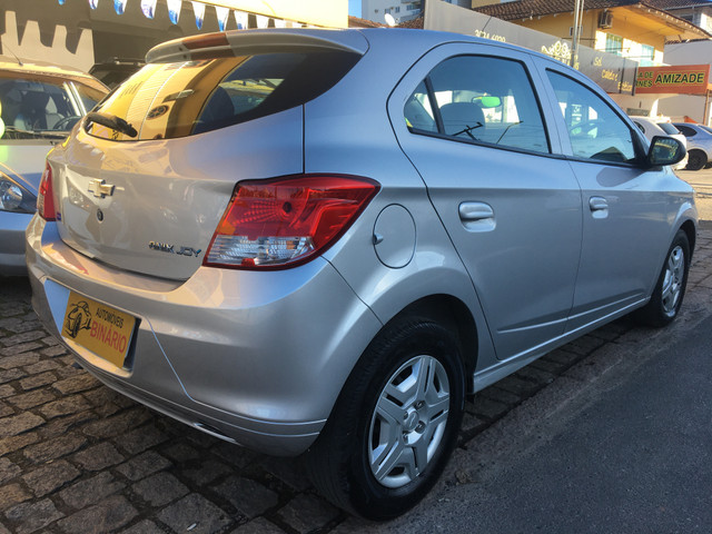 Onix joye 1.0 2017 muito novo km baixo - Foto 4