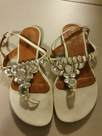 rasteirinha branca com pedras