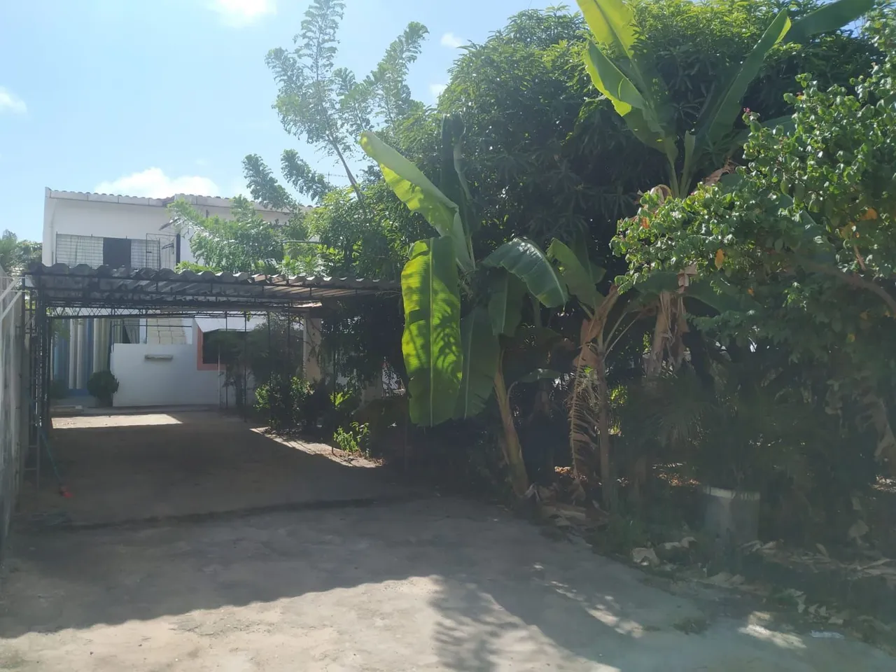 Lindíssima casa arborizada com três quartos cisterna garagem