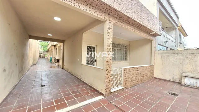 Marechal Hermes - Rua Capitão Rubens Casa Com 2 Quartos Vaga Para 4 Carros 104m² IPTU Isen